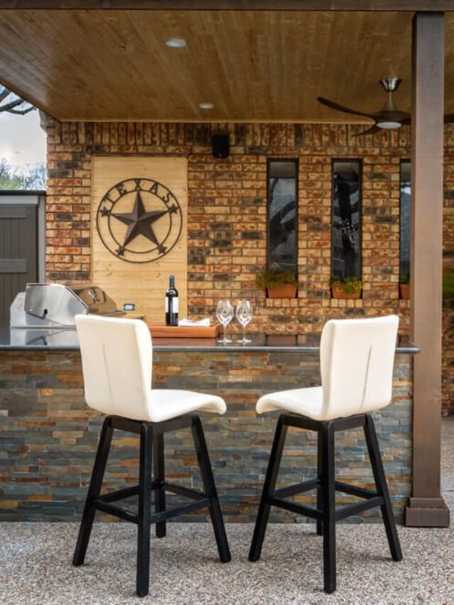 outdoor-kitchen-with-seating-area
