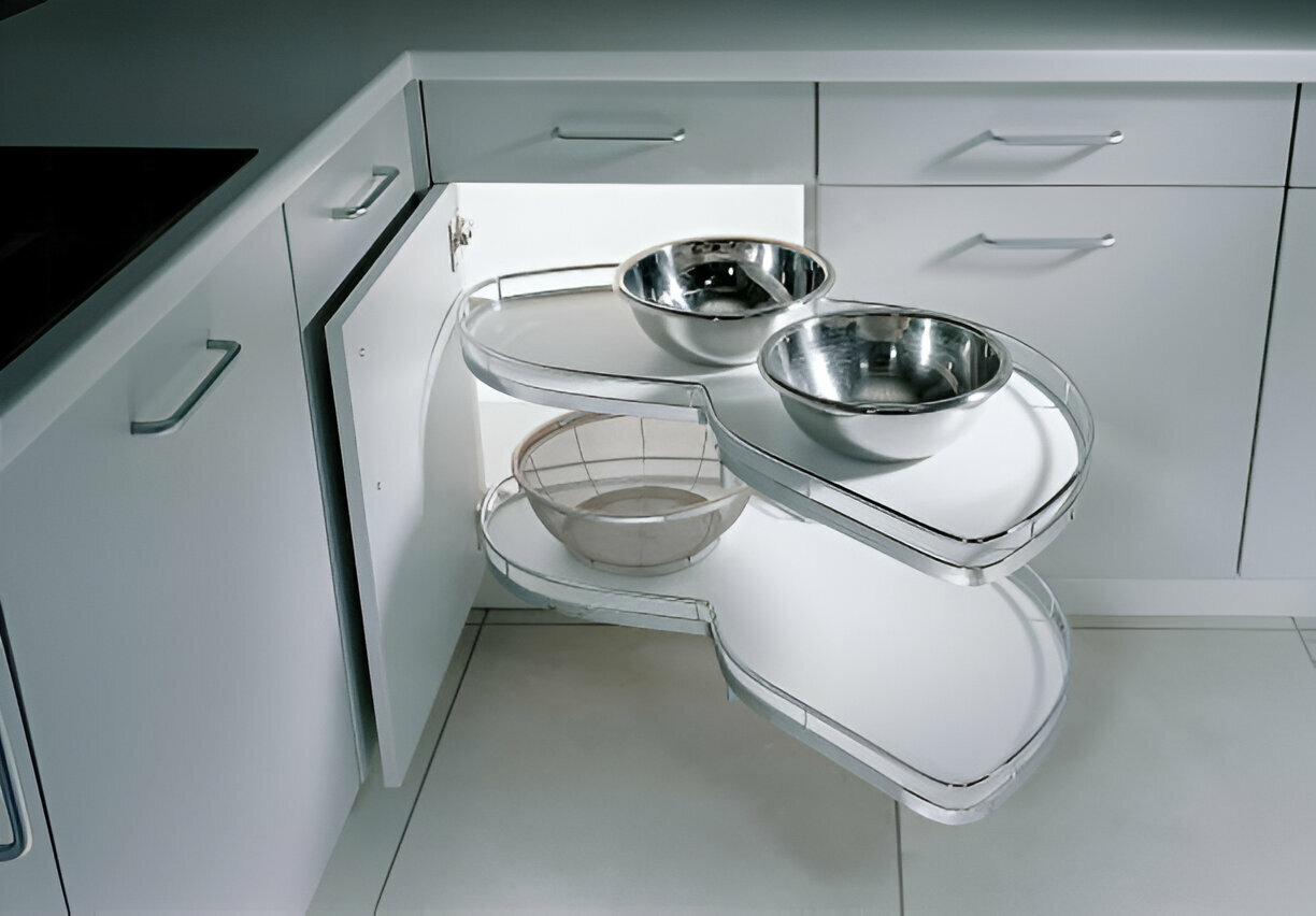 Corner cabinet with pull-out kidney-shaped shelves